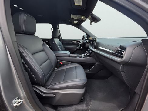 Used 2025 Chevrolet Traverse LT FWD image 30