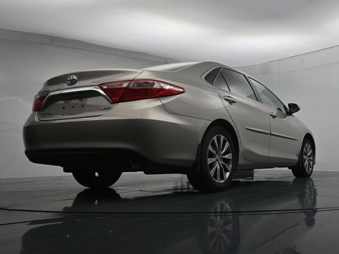 Used 2017 Toyota Camry XLE w/ Moonroof Package FWD image 22