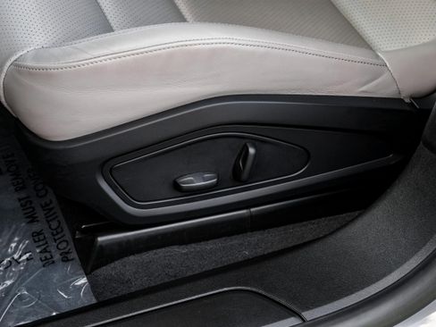 Used 2022 Porsche Taycan image 32