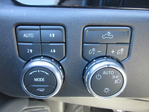 New 2026 GMC Sierra 1500 SLE image 17