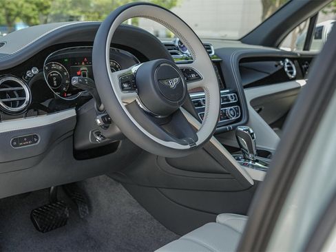 New 2025 Bentley Bentayga Extended Wheelbase image 2