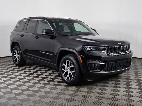 Used 2024 Jeep Grand Cherokee Limited AWD/4WD image 2