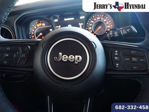 Used 2025 Jeep Wrangler Unlimited Rubicon AWD/4WD image 14