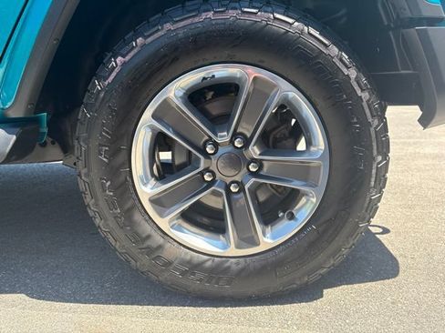 Used 2019 Jeep Wrangler Unlimited Sahara w/ Cold Weather Group AWD/4WD image 8