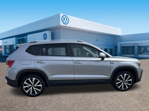Used 2024 Volkswagen Taos SE image 8