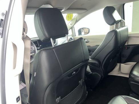 Used 2023 Chrysler Pacifica Touring-L image 24