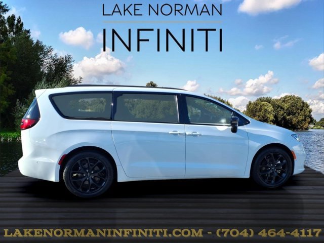 Used 2024 Chrysler Pacifica Limited w/ Uconnect Theater Family Group FWD image 25