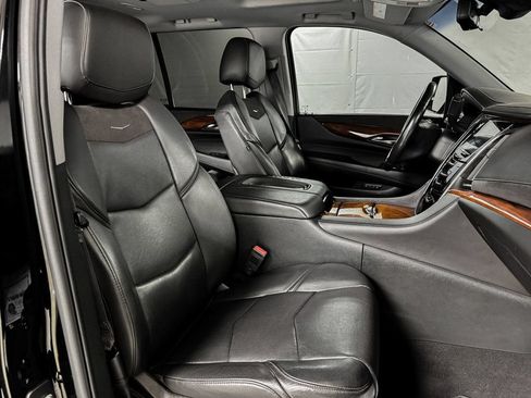 Used 2017 Cadillac Escalade Luxury AWD/4WD image 11