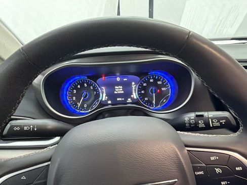 Used 2023 Chrysler Pacifica Touring-L FWD image 28