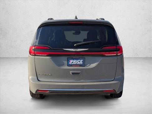 Used 2022 Chrysler Pacifica Touring-L image 7