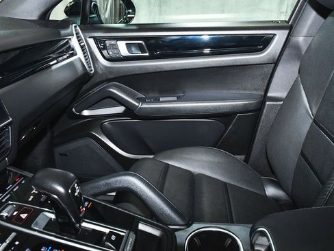 Used 2022 Porsche Cayenne Platinum Edition image 51