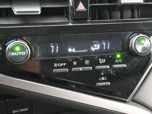 Used 2024 Toyota Camry SE image 12