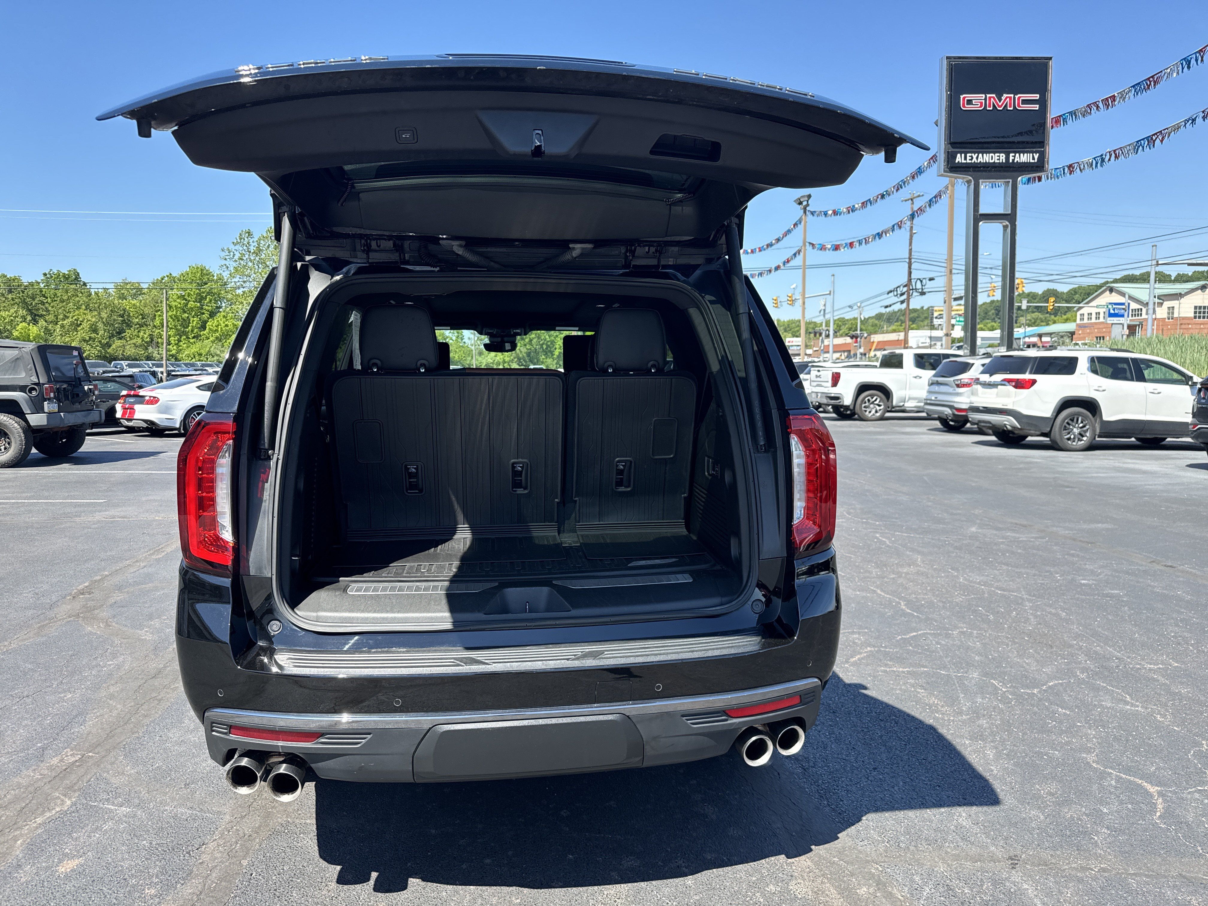 Used 2023 GMC Yukon Denali Ultimate AWD/4WD image 5