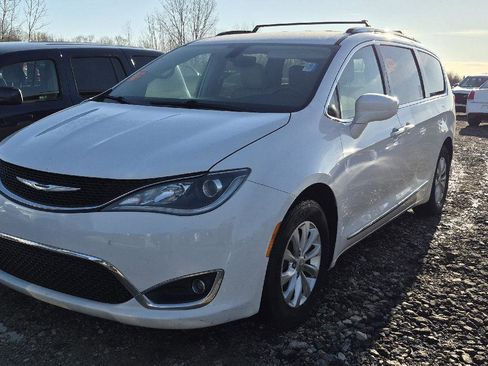 Used 2018 Chrysler Pacifica Touring-L image 1