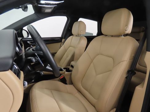 Certified 2026 Porsche Macan AWD/4WD image 5