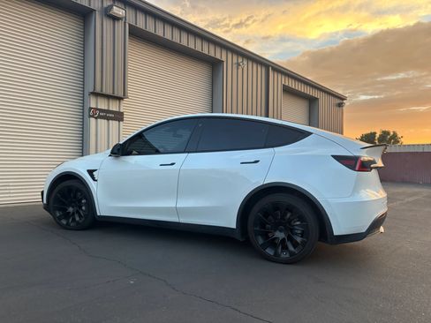 Used 2021 Tesla Model Y Long Range AWD/4WD image 9