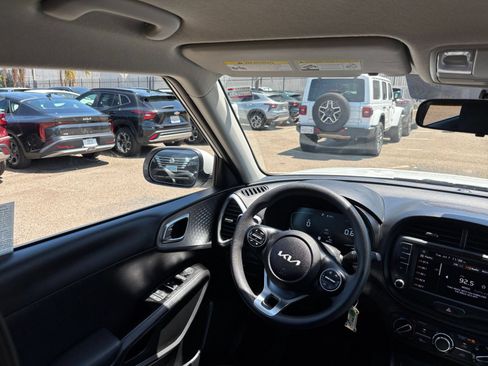 Used 2025 Kia Soul LX w/ LX Technology Package FWD image 32
