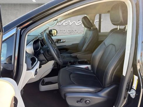 Used 2024 Chrysler Pacifica Select image 19