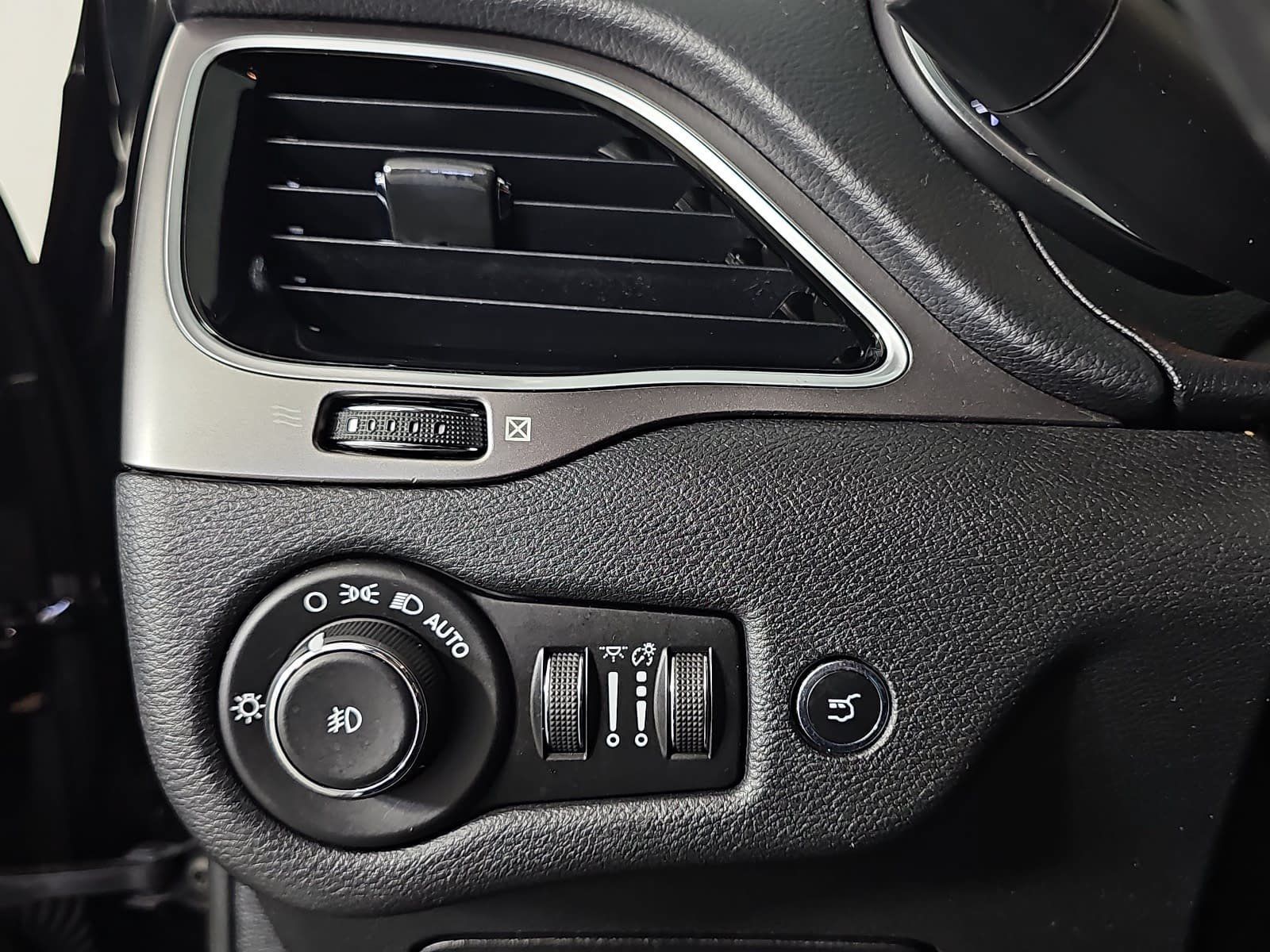 Used 2020 Jeep Cherokee Limited FWD image 24