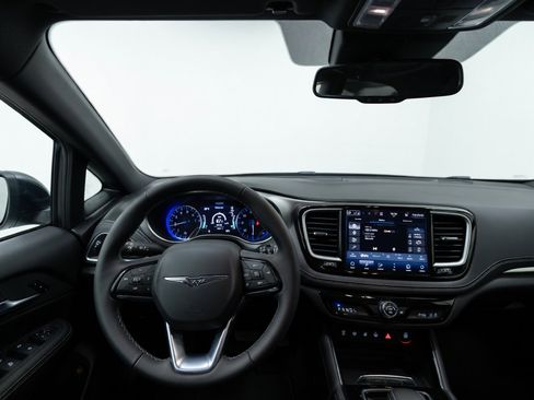Used 2023 Chrysler Pacifica Limited w/ S Appearance Package FWD image 6