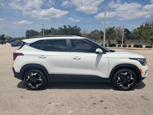 Used 2024 Kia Seltos EX FWD image 4