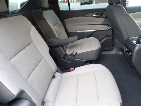 Used 2025 Chevrolet Traverse LT image 13