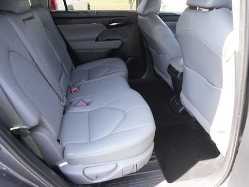 Used 2021 Toyota Highlander XLE image 16