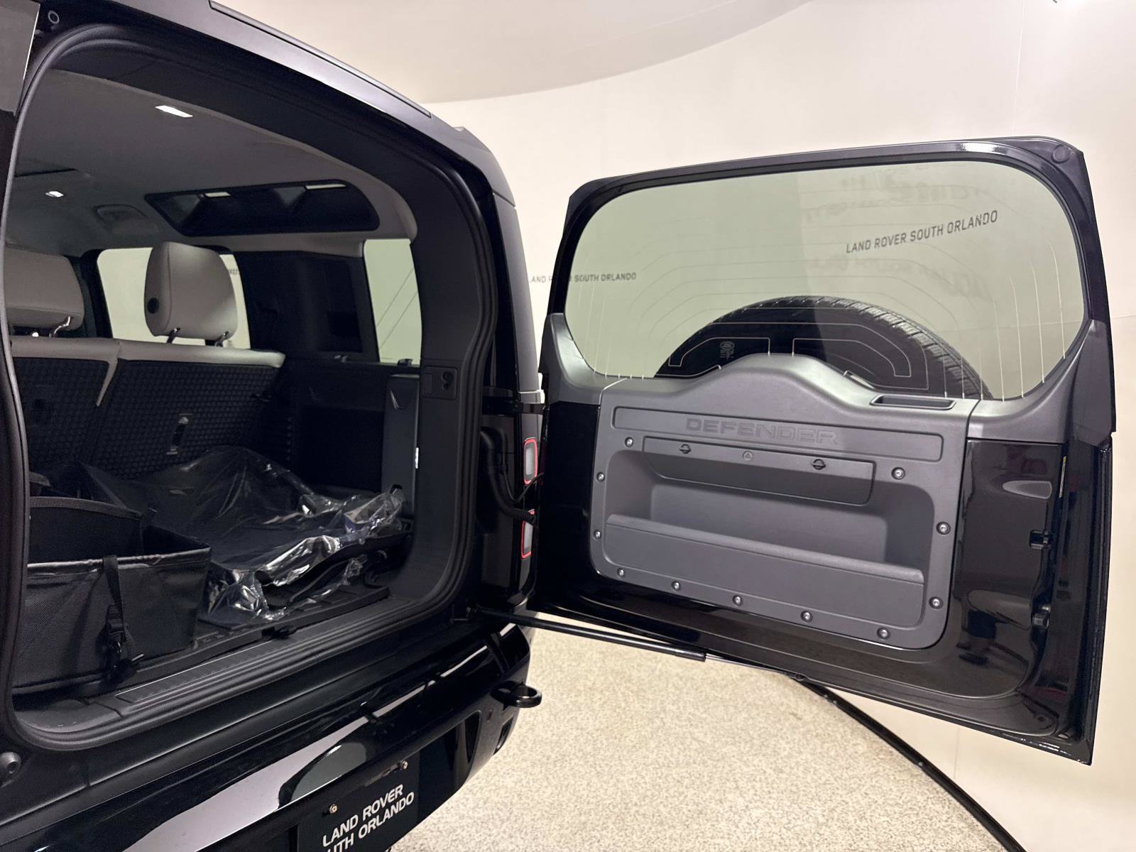 New 2026 Land Rover Defender 110 X-Dynamic SE AWD/4WD image 11