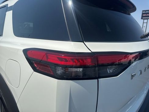 Used 2022 Nissan Pathfinder SV image 23