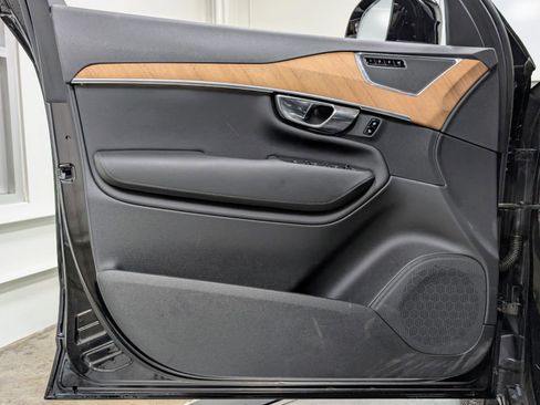 Used 2025 Volvo XC90 B6 Plus image 13