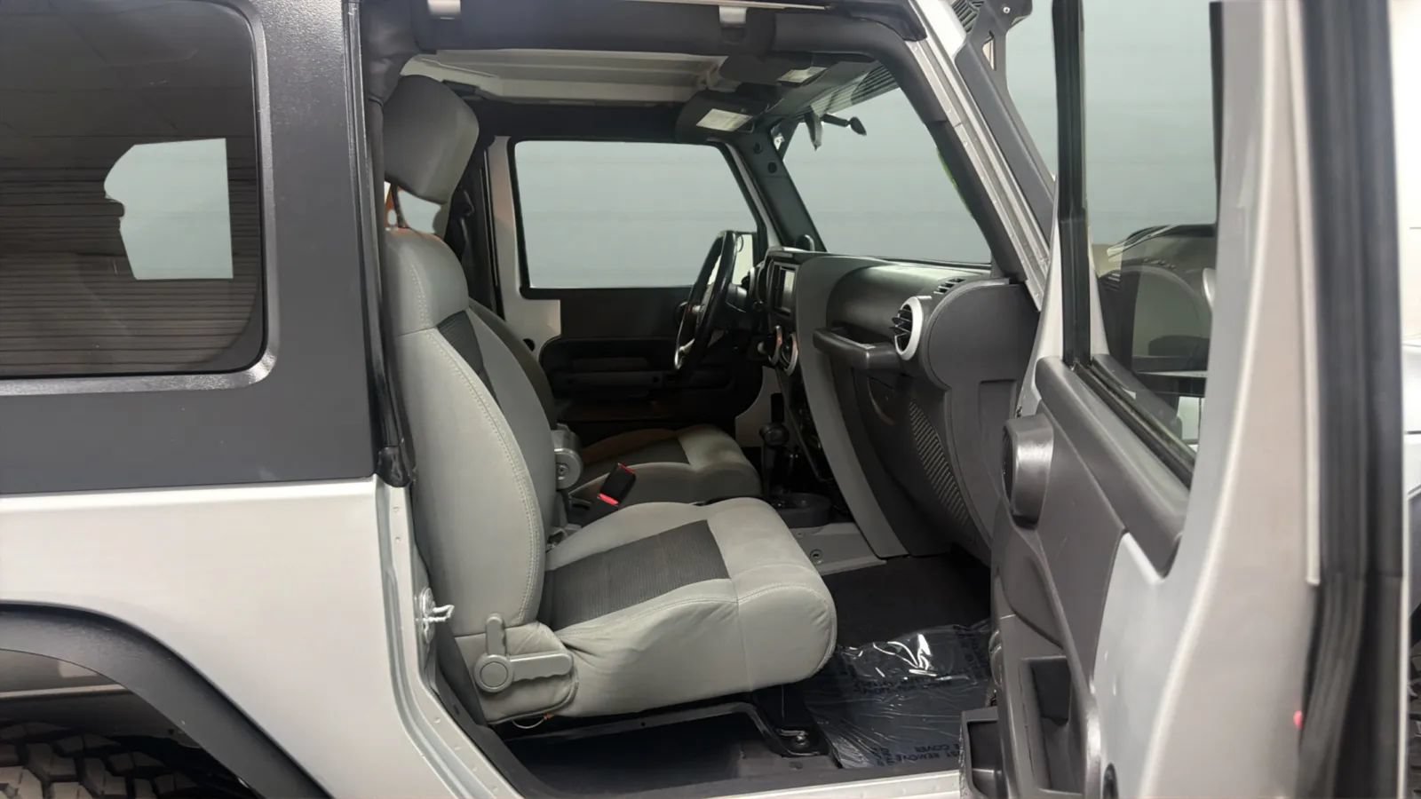 Used 2010 Jeep Wrangler Sahara w/ Dual Top Group AWD/4WD image 20