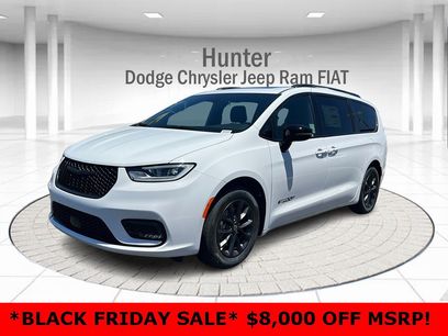 New 2025 Chrysler Pacifica Select w/ Uconnect Theater Family Group