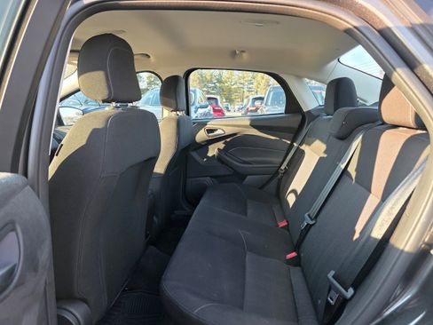 Used 2018 Ford Focus SE w/ SE Appearance Package image 8