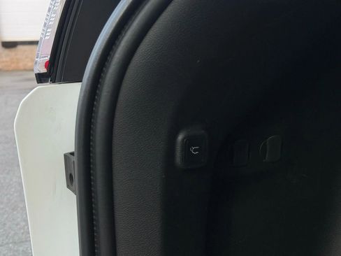 Used 2019 Jeep Cherokee Limited image 24