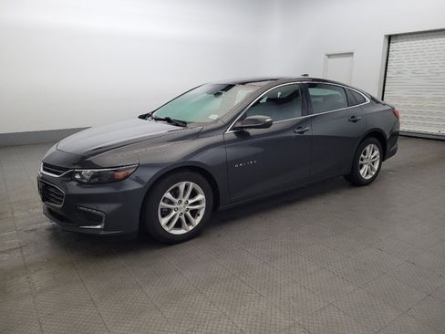 Used 2018 Chevrolet Malibu LT w/ Leather Package FWD image 2