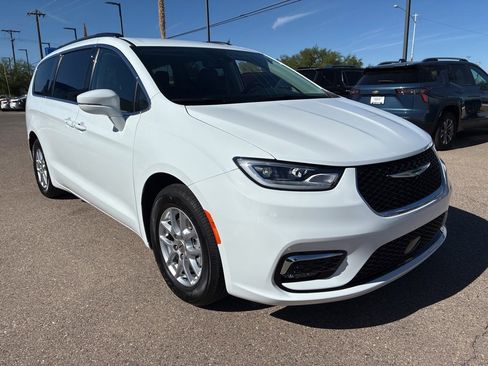 Used 2022 Chrysler Pacifica Touring-L image 7