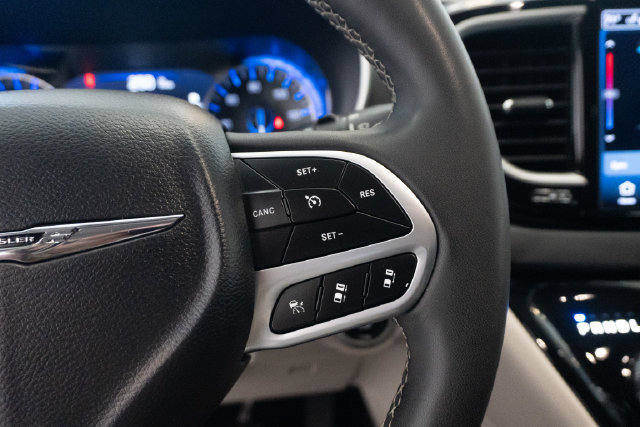 Used 2024 Chrysler Pacifica Touring-L FWD image 9