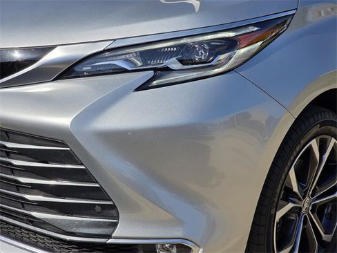 Used 2025 Toyota Sienna Platinum image 6