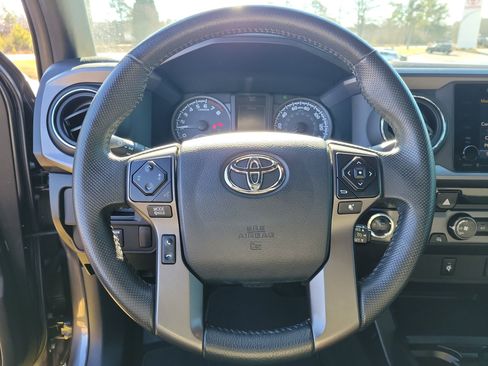 Used 2017 Toyota Tacoma TRD Off-Road w/ Tow Package image 18