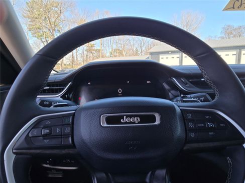 Used 2023 Jeep Grand Cherokee Limited image 35