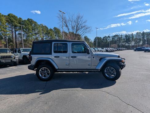 Used 2018 Jeep Wrangler Unlimited Sahara image 4
