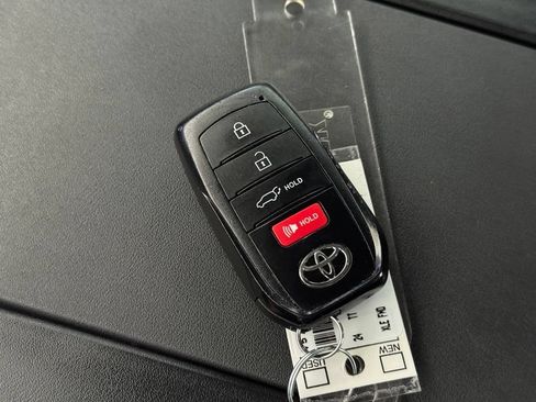 Used 2024 Toyota Highlander XLE FWD image 41