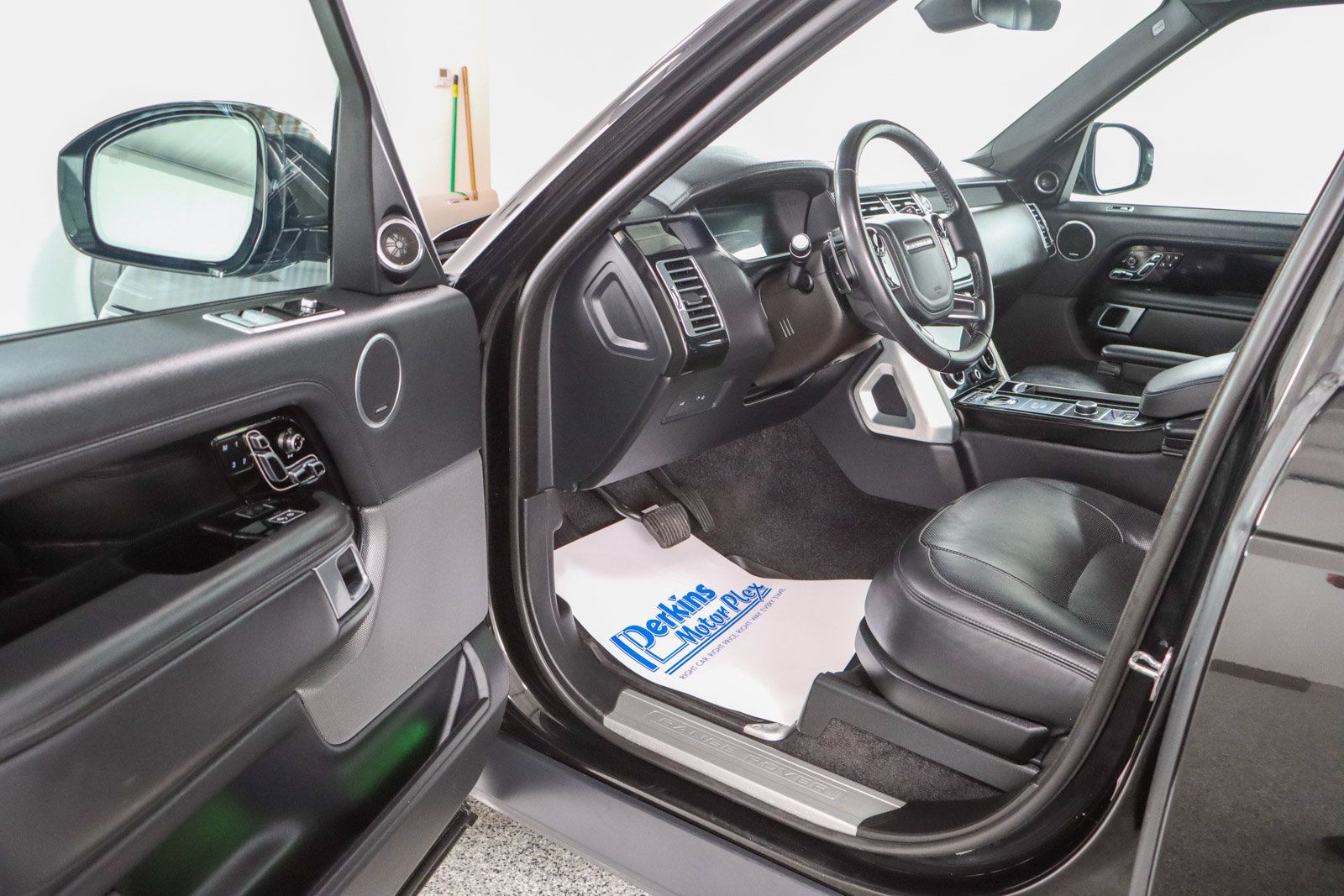 Used 2020 Land Rover Range Rover HSE AWD/4WD image 3
