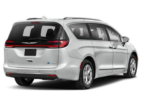 Used 2023 Chrysler Pacifica Limited image 2
