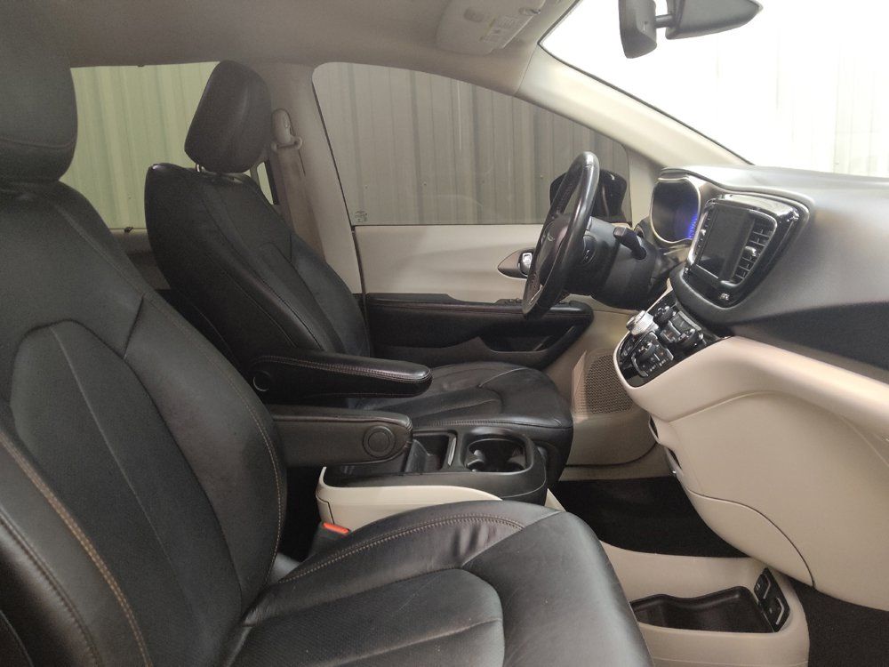 Used 2020 Chrysler Pacifica Touring-L FWD image 21