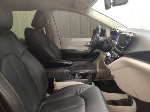 Used 2020 Chrysler Pacifica Touring-L FWD image 21