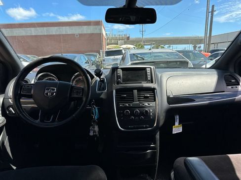 Used 2018 Dodge Grand Caravan SE FWD image 14