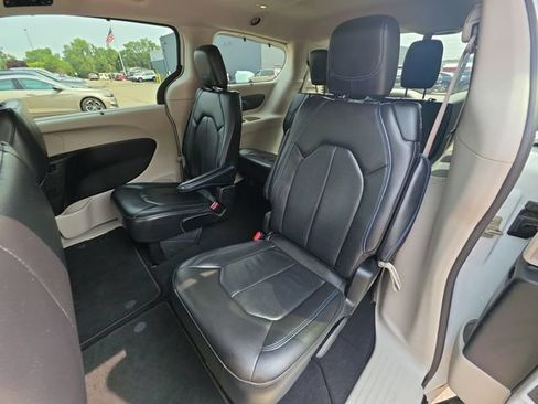 Used 2021 Chrysler Pacifica Touring-L FWD image 22