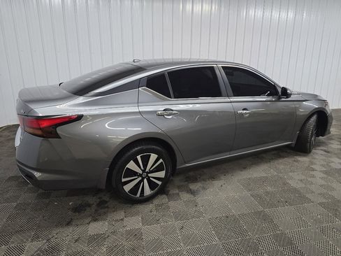 Used 2022 Nissan Altima 2.5 SV w/ SV Premium Package image 3
