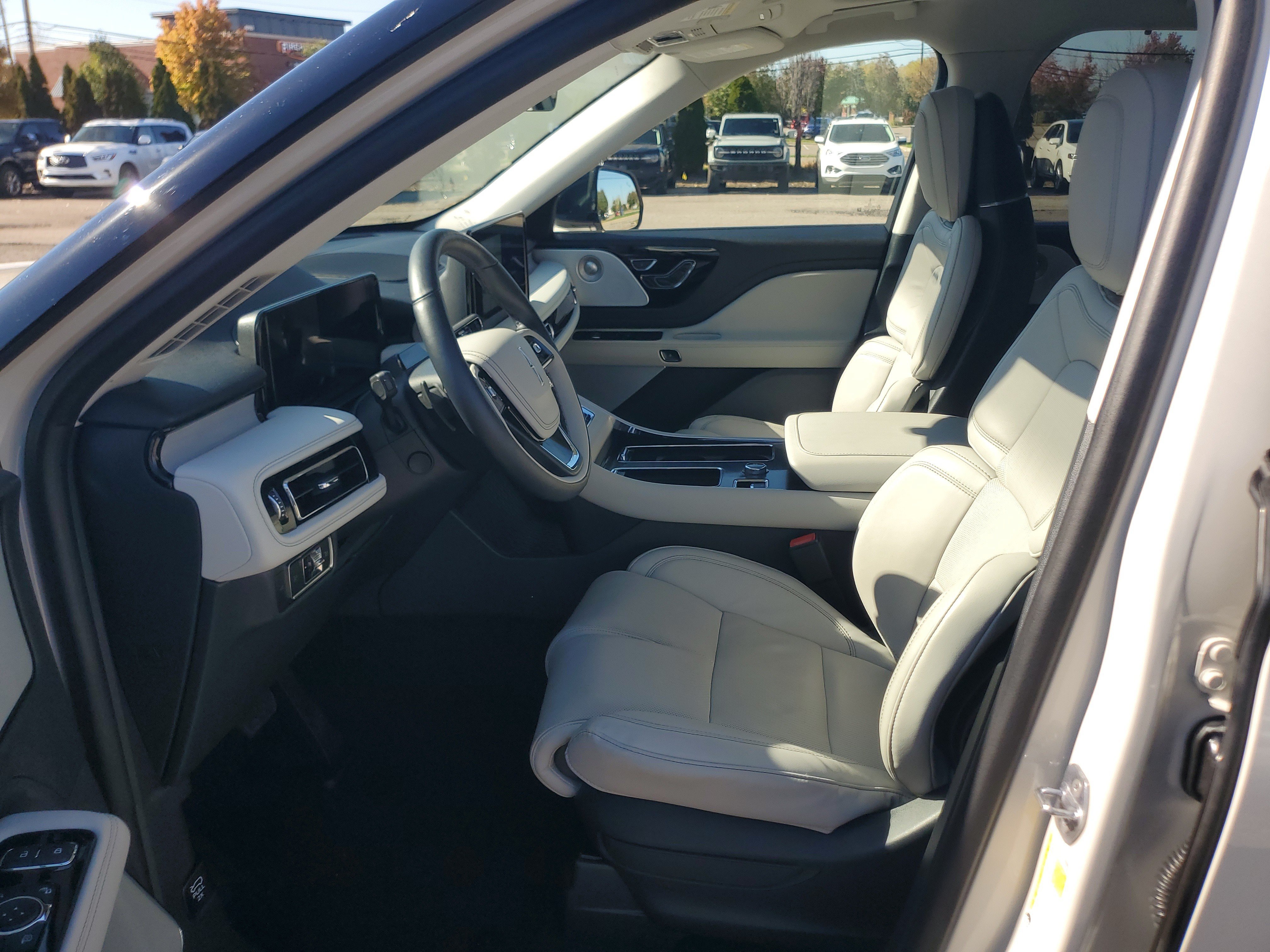 Used 2025 Lincoln Aviator Reserve w/ Equipment Group 201A AWD/4WD image 12